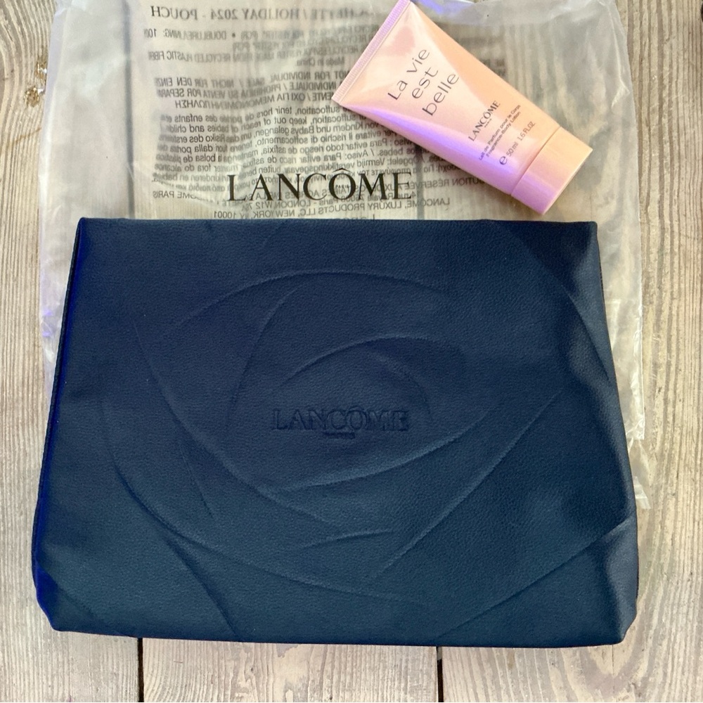 NIB Lancôme Navy Cosmetic Bag with Le Vie Es Belle Lotion